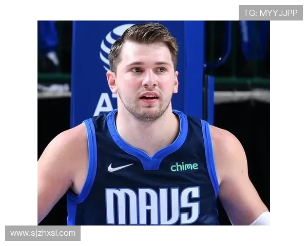 东契奇突破防守困境 随手一抛打进加罚展现超级巨星风采