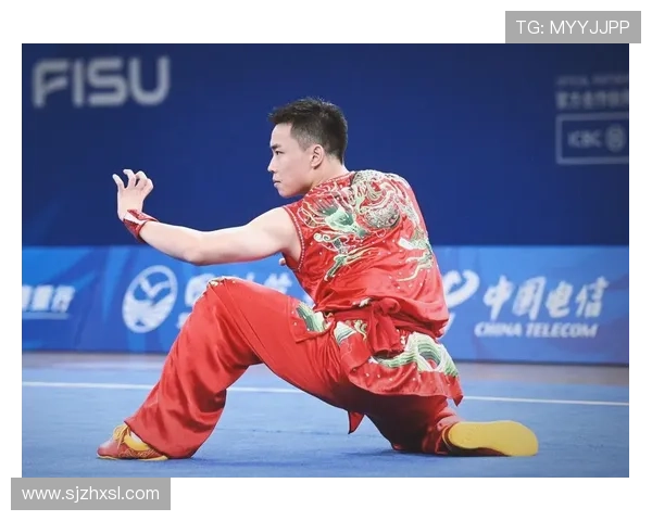 全运会武术男子南棍决赛精彩上演 技高一筹的选手激烈争夺冠军荣耀